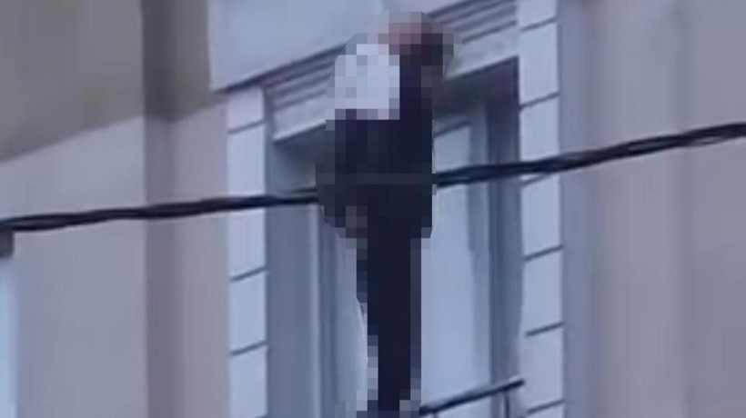 Arnavutköy’de psikolojik sorunları olan adam kendini balkondan astı