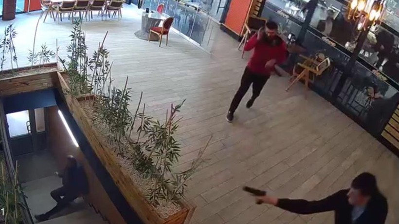 Kars'ta maganda uzman çavuş cinayeti! Kendisine yan bakan genci öldürdüğü anlar kamerada