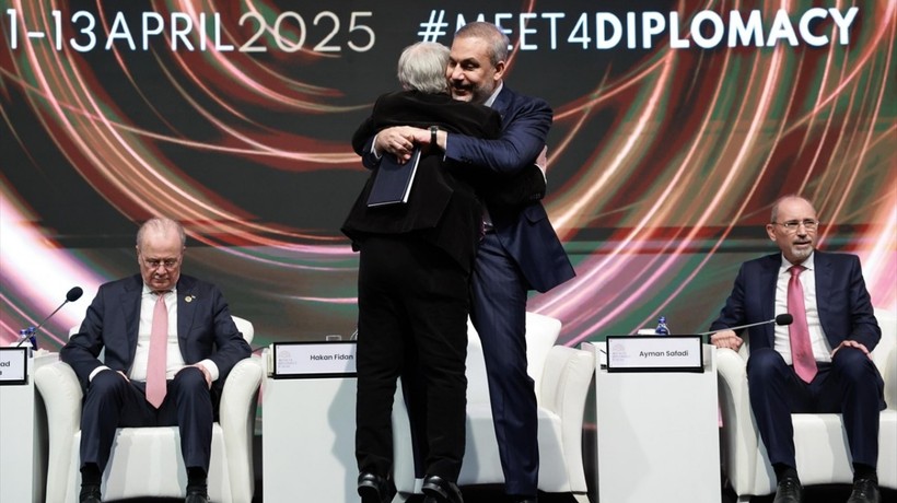 Dışişleri Bakanı Hakan Fidan, Kırım Tatar liderine sımsıkı sarıldı