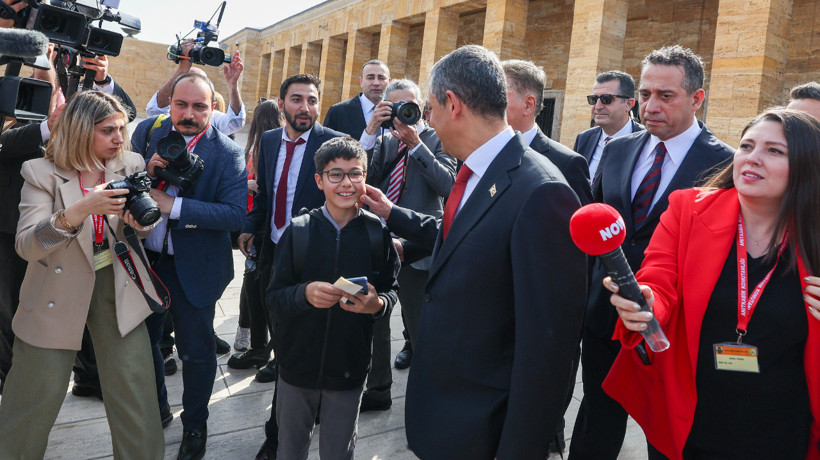 Anıtkabir'de Özgür Özel'i şaşırtan soru: Ali Koç burada mı?