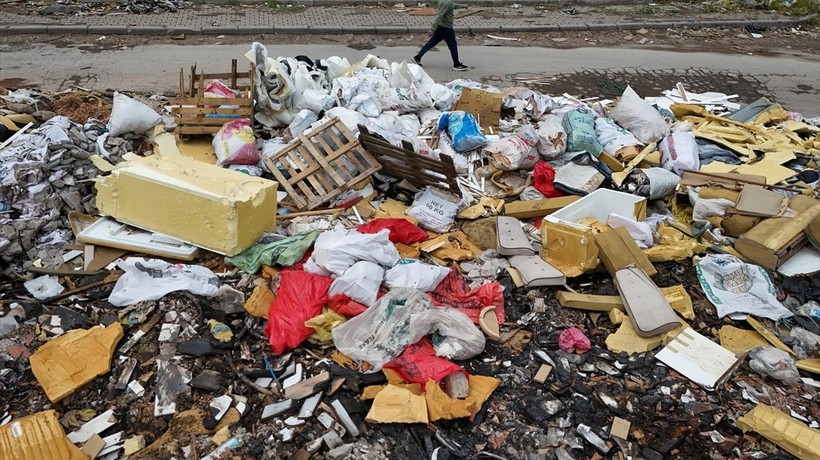 İzmir Buca'da atık yığını çevredeki vatandaşları rahatsız ediyor