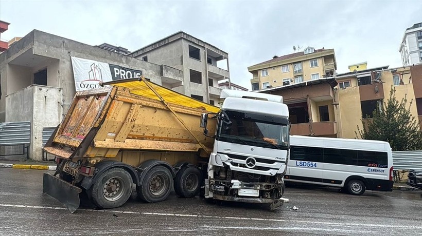 Pendik'te kontrolden çıkan kamyon park halindeki araçlara çarptı