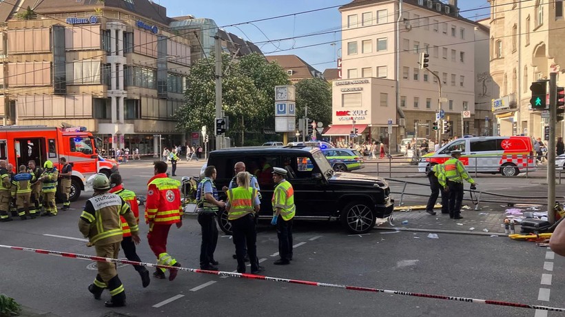 Almanya'nın Stuttgart kentinde bir araç kalabalığın arasına daldı