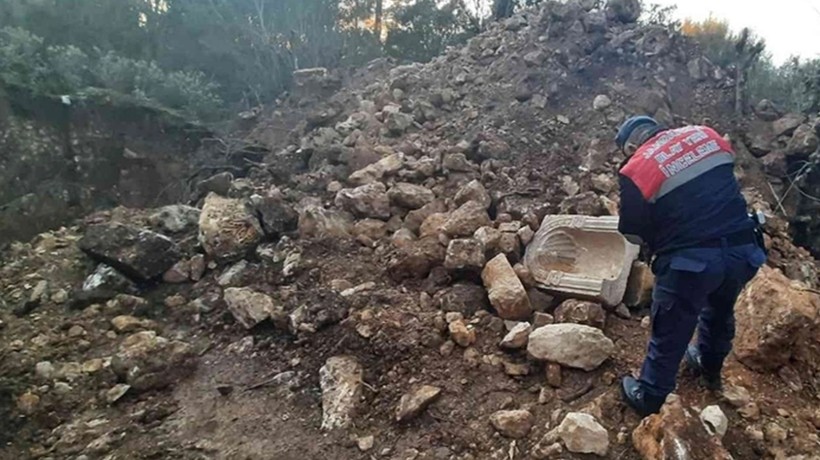 Bunu da gördük! Emekli vali ve albay, kaçak kazı yaparken yakalandı