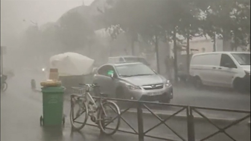 Paris’te 25 derece sıcaklıkta dolu yağdı
