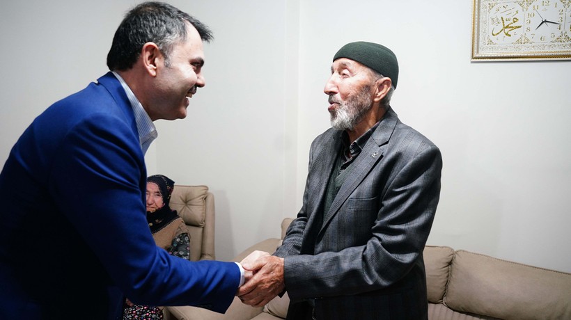 Bakan Kurum, köy evine konuk oldu