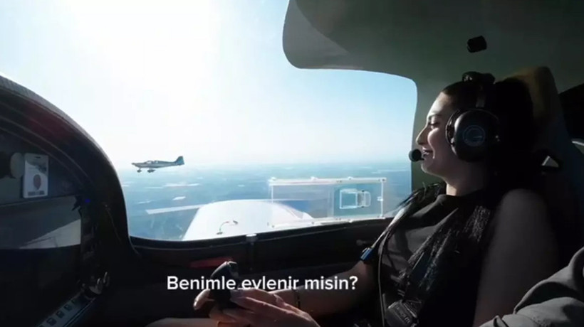 Gökyüzünde film gibi evlilik teklifi