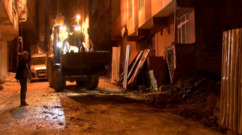 Bağcılar’da toprak kayması... Yana doğru eğilen bina boşaltıldı