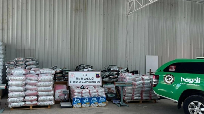İzmir’de 14 ton sahte kedi-köpek maması ele geçirildi