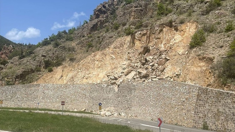 Gümüşhane'de heyelan nedeniyle mahalle yolu kapandı