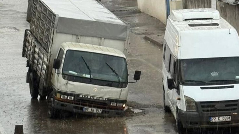 Yer: Batman... Altyapı çalışması sonrası yol çöktü, kamyon içine düştü