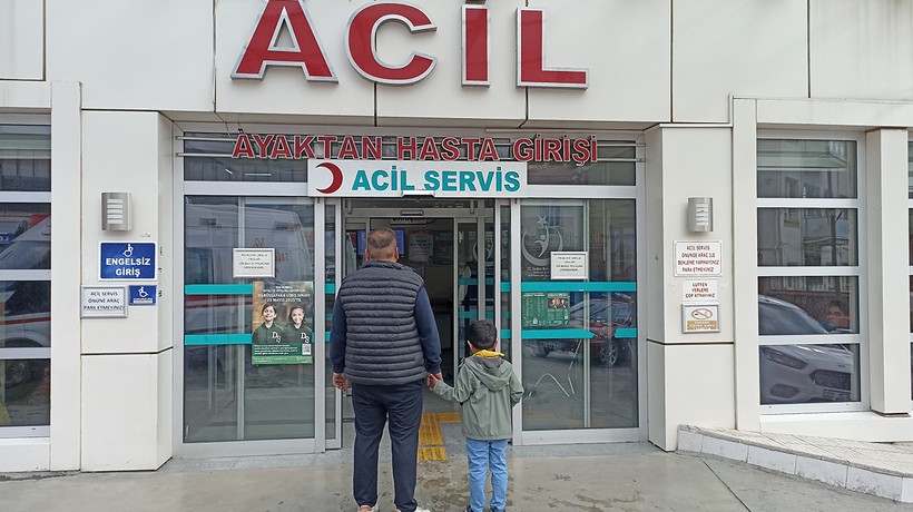 Başıboş köpeklerin saldırısına uğrayan 5 yaşındaki Baturalp yaralandı