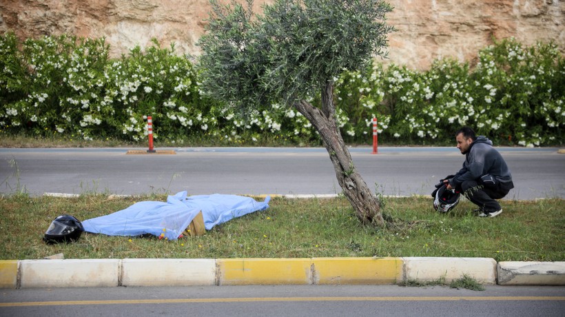 Antalya'da motosiklet sürücüsü hayatını kaybetti! Arkadaşı başından ayrılamadı