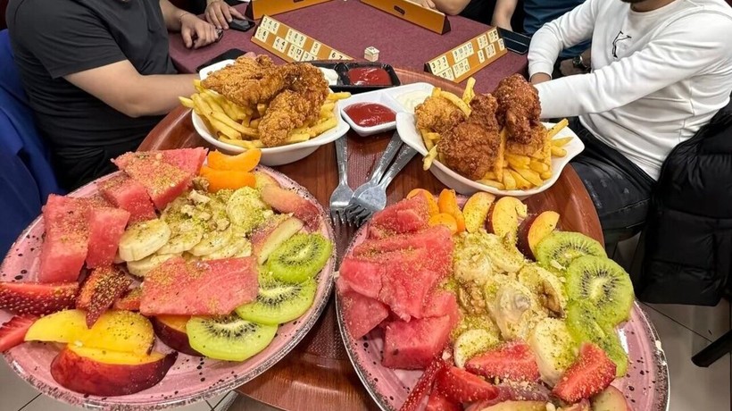 Beyoğlu'ndaki bir kıraathanede şaşırtan konsept: Meyve tabakları, kokteyller ve gurme hamburgerler