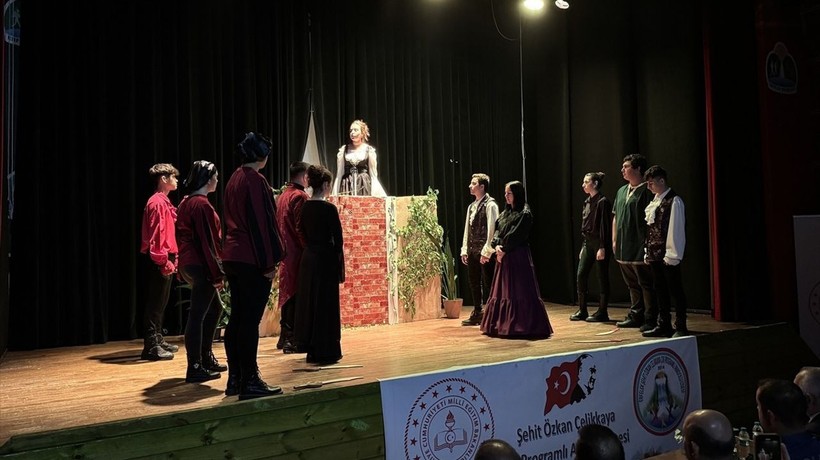 Sinop'ta lise öğrencileri 'Romeo ve Juliet' oyunu ile sahne aldı