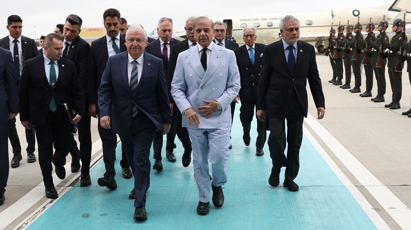 Bakan Güler, Pakistan Başbakanını havalimanında törenle karşıladı