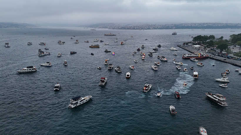 Galatasaray takımı tekne turunun ardından taraftarlarıyla buluştu