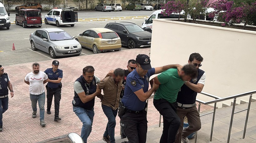 Makas atıp, kendilerini durduran polislere saldıran alkollü sürücü ve 2 arkadaşı adliyede