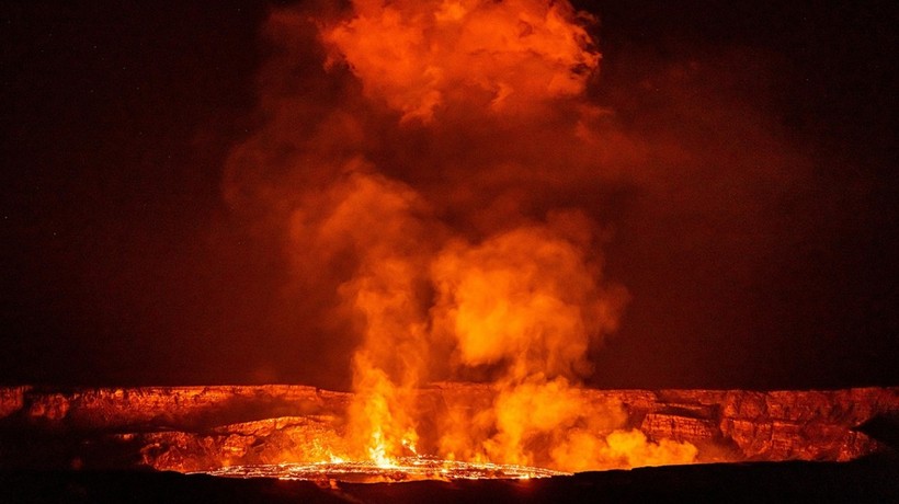 Dünyanın en aktif yanardağı Kilauea yeniden lav kustu: 300 metrelik patlama!