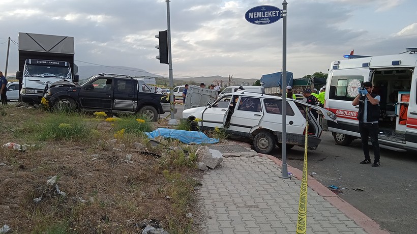 Konya'da otomobil ile kamyonet çarpıştı, yaşlı çift hayatını kaybetti