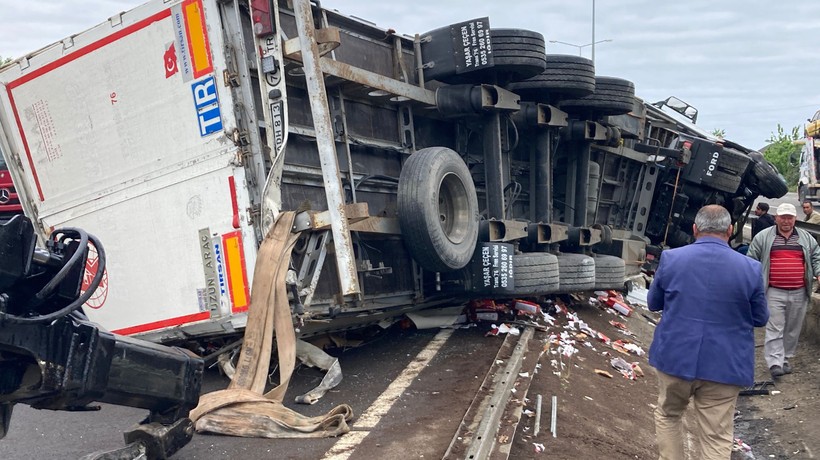 TIR'ın devrildiği kazada şoförün sol kolu koptu