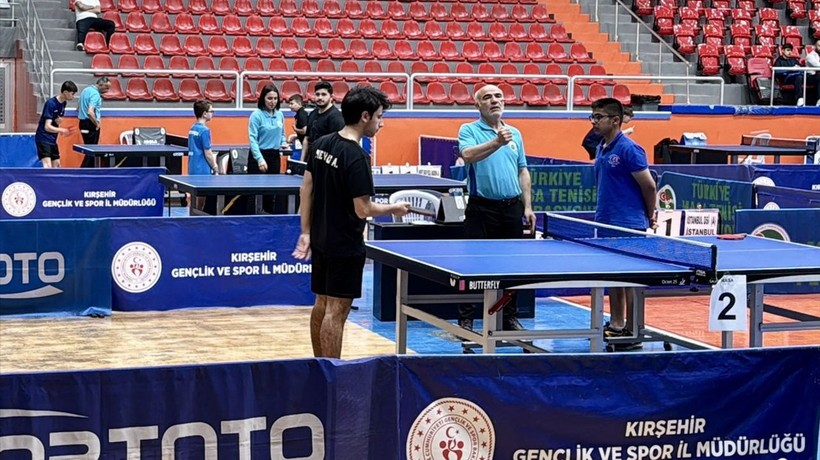 Kırşehir'de Gençler Masa Tenisi Şampiyonası başladı