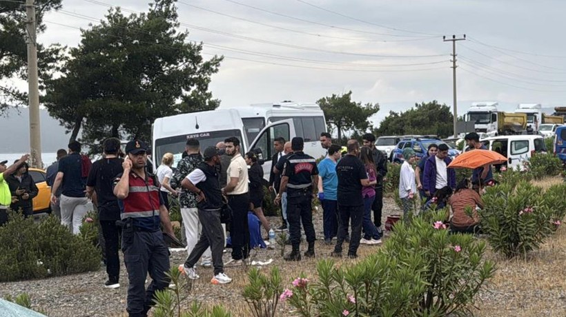 Bodrum'da can pazarı: Minibüsle otomobil çarpıştı, 15 kişi yaralandı