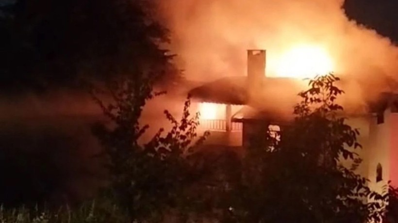 Yalova'da 3 katlı binanın çatısındaki yangın söndürüldü