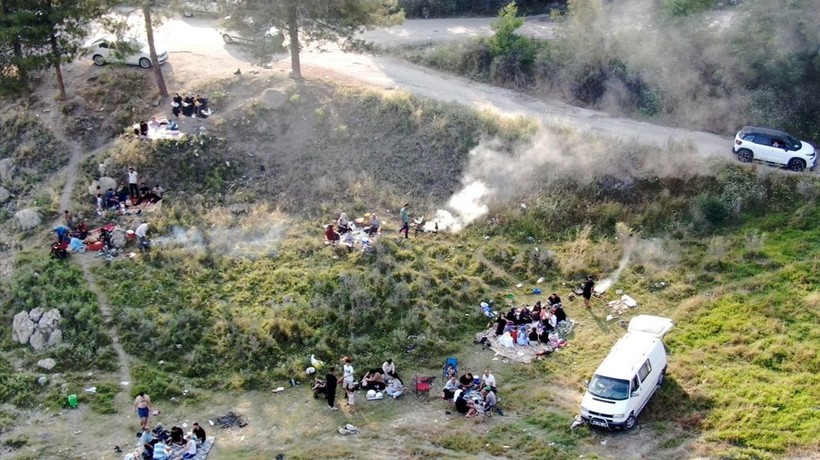 Adana'da piknikçileri orman yangınlarına dronla uyardılar