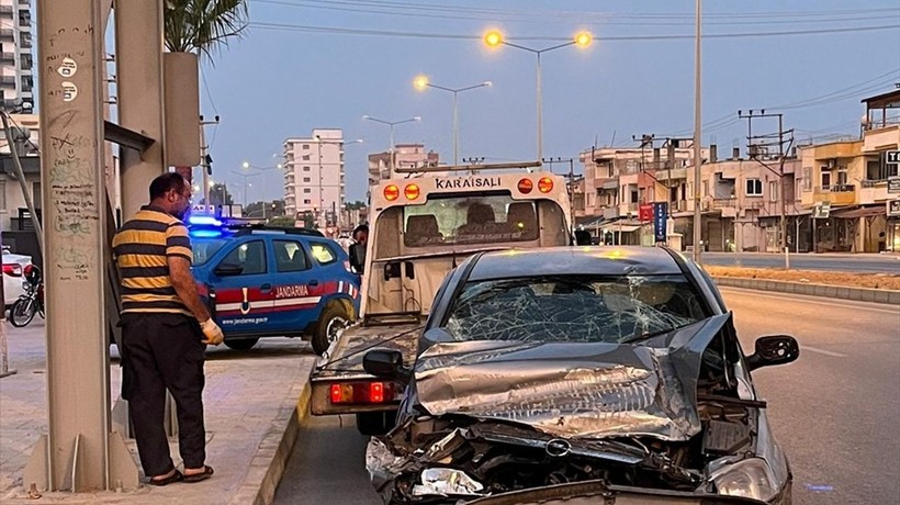 Mersin'de üst geçide çarpan araçta 6 yaralı