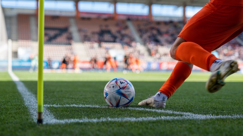 Futbol tarihinde bir ilk: 8 saniye kuralı resmen uygulandı!