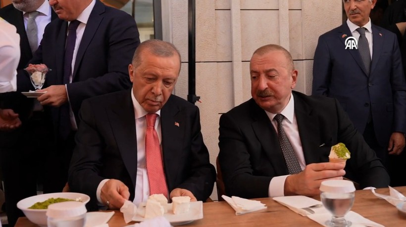 Cumhurbaşkanı Erdoğan Azerbaycan Cumhurbaşkanı Aliyev'e Kahramanmaraş dondurması ikram etti