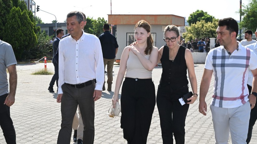 Ferdi Zeyrek’in kızı Nehir, TYT’ye CHP Lideri Özgür Özel ve annesiyle geldi