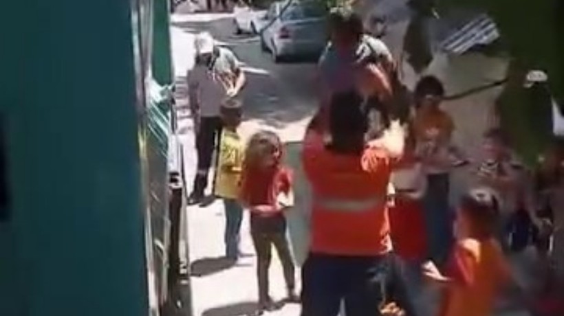 Temizlik personellerinden çocuklara yürek ısıtan sürpriz