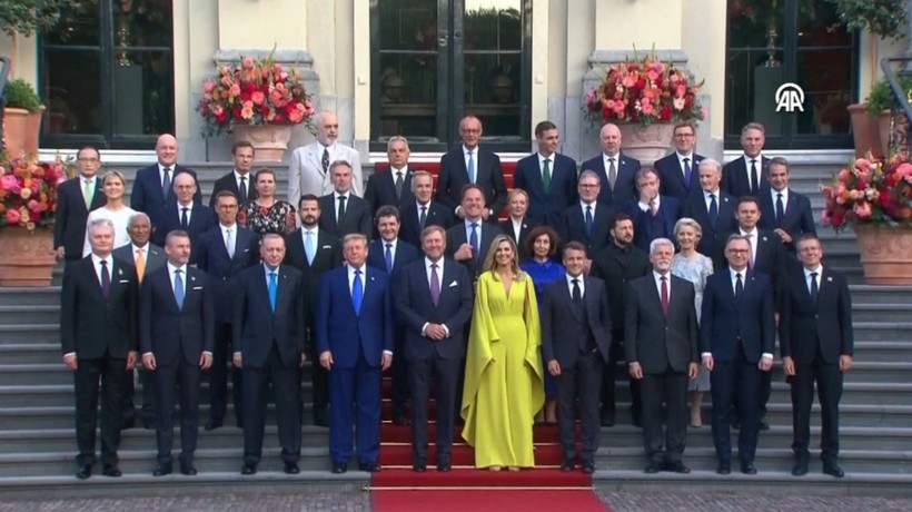 NATO aile fotoğrafında Erdoğan ile Trump'ın samimi görüntüleri