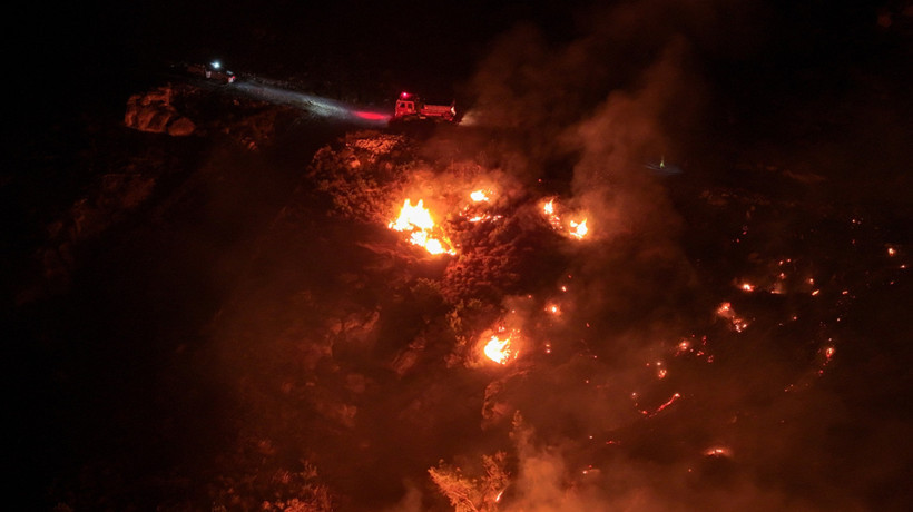 Aliağa'daki yangın Foça’ya sıçradı: Bazı evler tahliye edildi