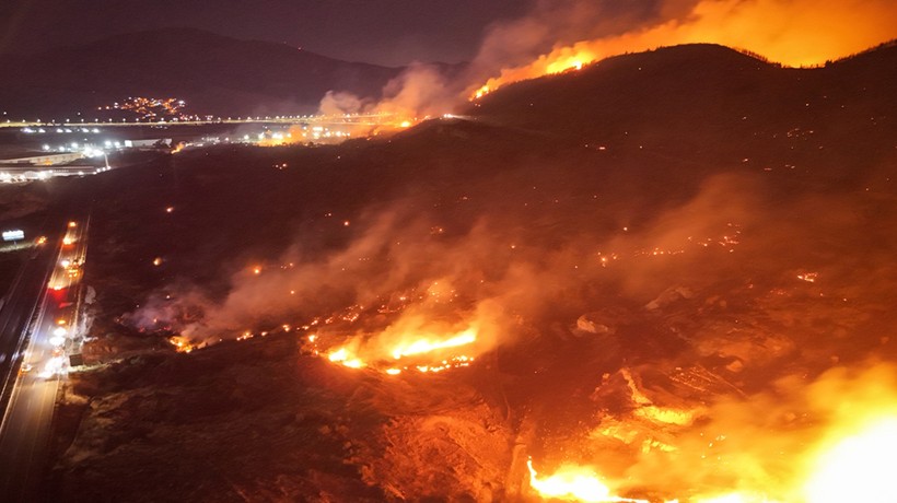 İzmir'in Aliağa ilçesinde çıkan orman yangınına müdahale sürüyor