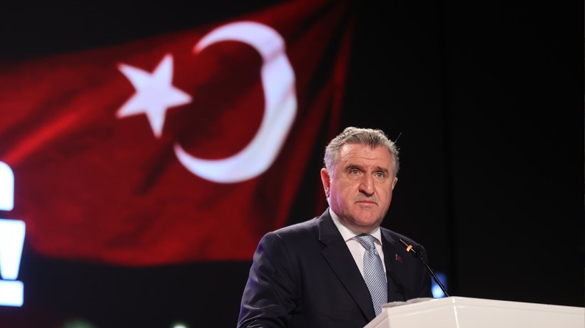 Bakan Bak, Wimbledon'da maç kazanan milli tenisçi Zeynep Sönmez'i kutladı