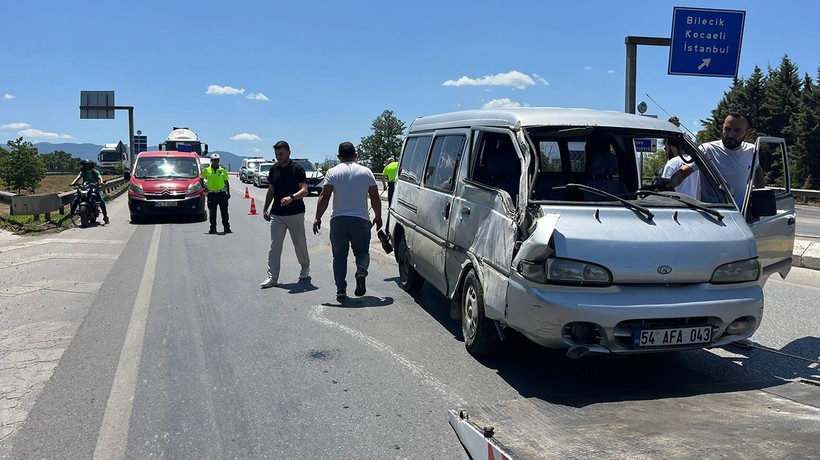 Sakarya'da minibüs devrildi: 6 yaralı