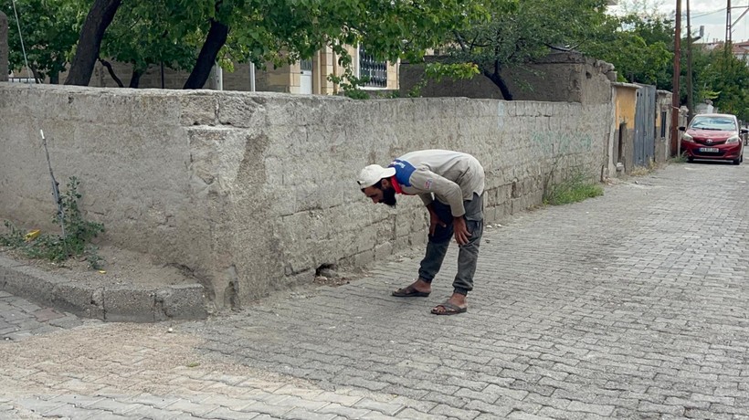Polise yakalanınca namaza durdu! Polis bitirmesini bekledi