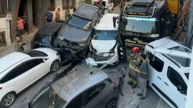 Başakşehir'de kontrolden çıkan vinç 18 araca çarptı