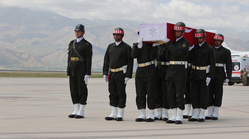Pençe-Kilit bölgesinde şehit olan askerler için Hakkari'de tören düzenlendi