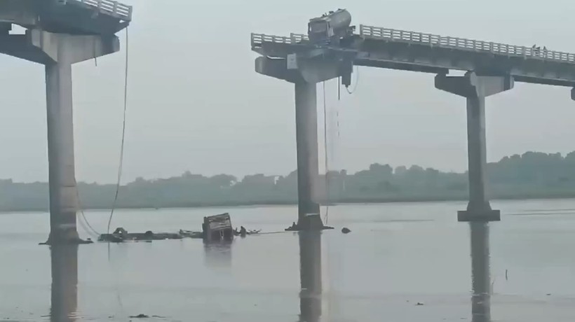 Hindistan'da köprü çöktü: Çok sayıda ölü var