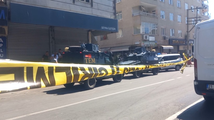 Aile içi şiddet ihbarına giden polislere ateş açıldı; 3 yaralı
