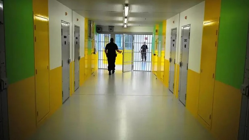 Tahliye olan arkadaşının bavuluna saklanarak firar etti!