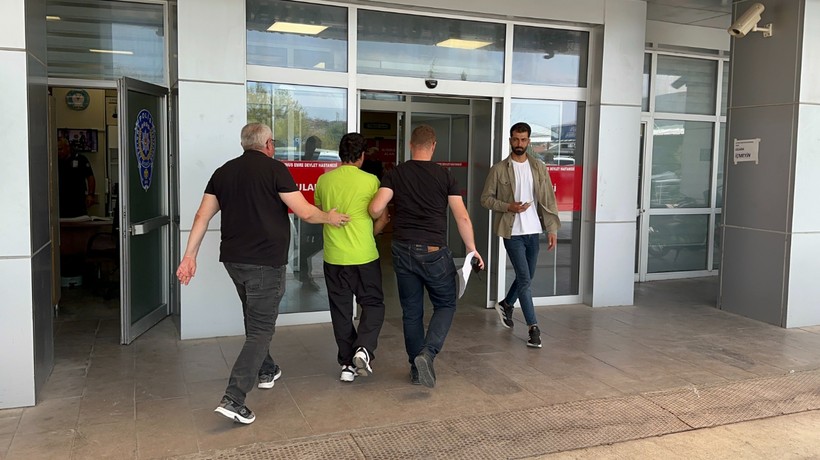 Tartıştığı sevgilisini boğazını keserek öldürdü