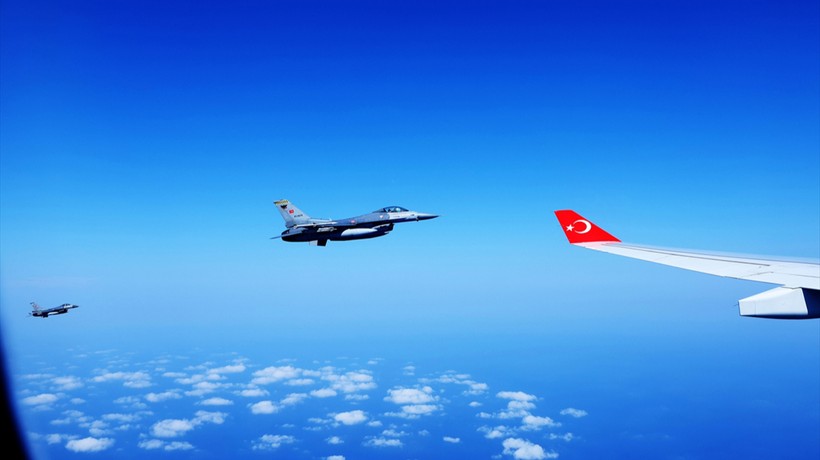 Cumhurbaşkanı Erdoğan'ı KKTC'de F-16'lar karşıladı