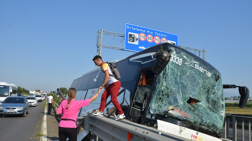 Antalya'da mucize kurtuluş! Yolcu otobüsü ırmağa uçmaktan son anda kurtuldu