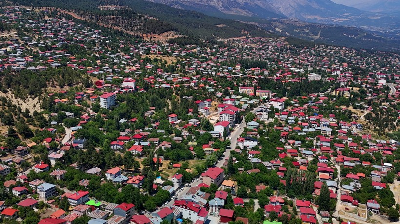 Adana'da hissedilen sıcaklık 52 derece! 220 binlik ilçeye 450 bin kişi geldi