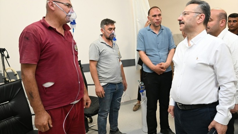 Bakan Memişoğlu, Eskişehir'deki orman yangınında yaralanan orman işçisini hastanede ziyaret etti